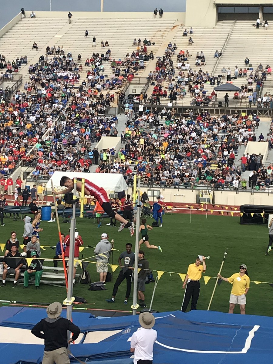 BucklinRed's tweet photo. Josh clearing 11β and 11β6β!! @sportsinkansas @SPIAALeague #statetrack19 https://t.co/DikooUUPvh