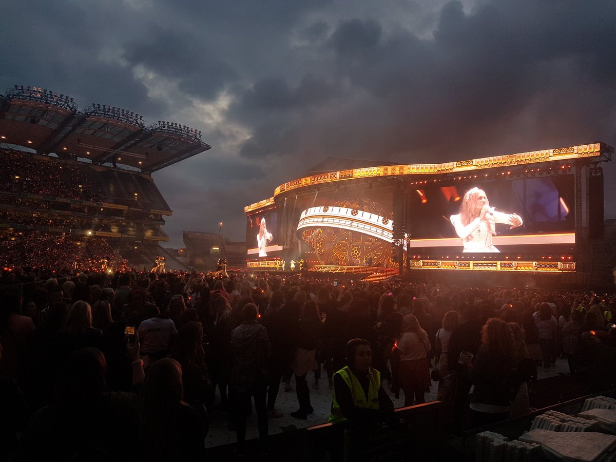 hernonma's tweet photo. @spicegirls what a magical night in croke park. Still buzzing and feeling emotional and nostalgic! https://t.co/2MqiLIiLej