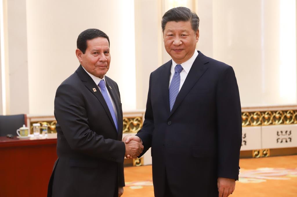 msantoro1978's tweet image. É raro que presidente da China receba vices de outro país. Em geral isso só acontece com nações muito importantes para Pequim, como EUA e Rússia. Gesto de Xi Jinping é deferência ao Brasil e reconhecimento de que Mourão é figura chave nas relações sino-brasileiras.