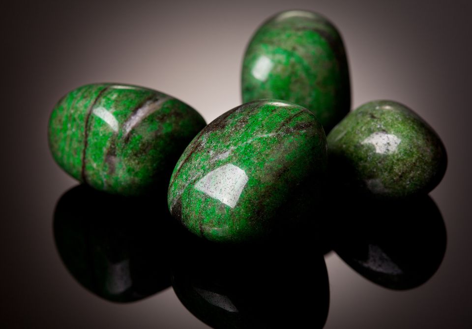 Броше ый камень. Нефрит Джейд. Нефрит жадеит камень. Жадеит зеленый камень. Жад (минерал).