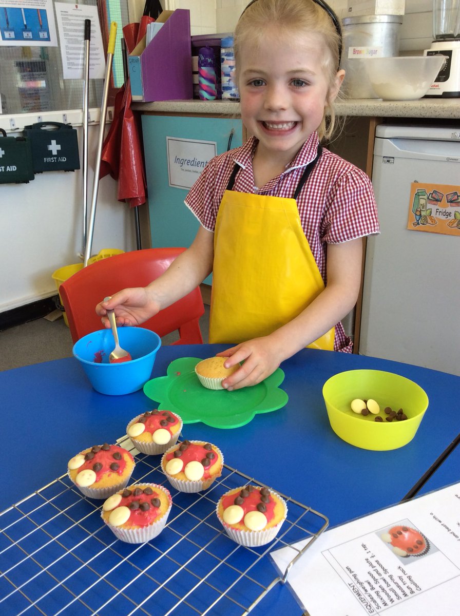 Acoyle2010's tweet photo. @EYFSHempland we want to say a HUGE thank you to Mrs Souch and all the volunteers at Hempland Cook School for giving our EYFS children such fabulous cooking experiences! 🍰🍪🥗 https://t.co/lRFiS0Q7if