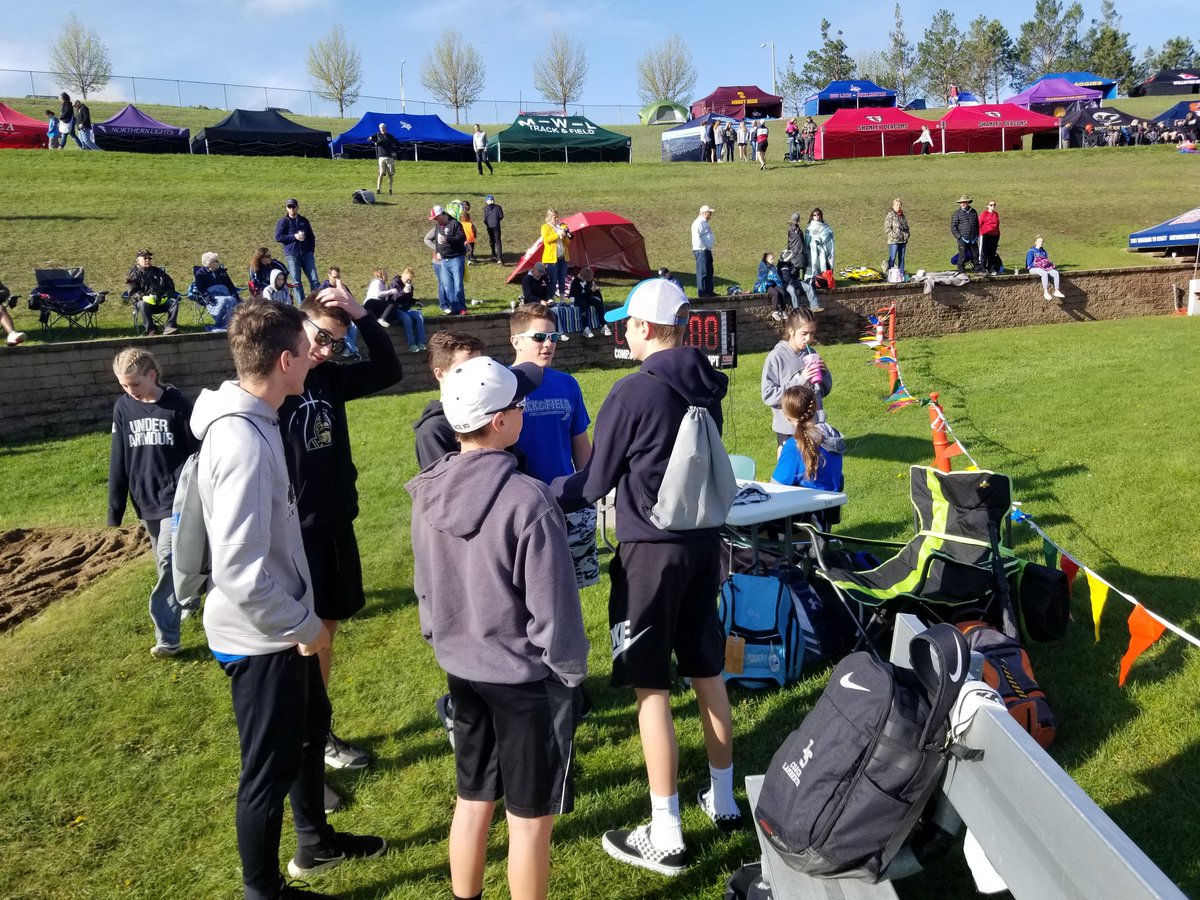 SimleTandF's tweet photo. Future Sabers and our former stars are up and early for the 2019 state track meet. @LHS_TandF https://t.co/EdTZbE1uEA