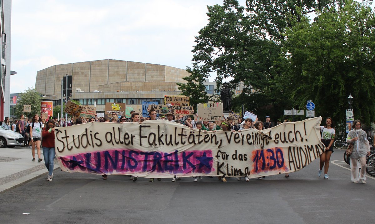 luhze_leipzig's tweet image. &quot;Wir müssen unbequem werden&quot;

#StudentsForFuture Leipzig berief am Mittwoch eine Vollversammlung an der Universität Leipzig ein. Zwei Tage später ging es zusammen mit @F4F_Leipzig und über 4000 Menschen zum internationalen Klimastreik auf die Straße. 

➡️ is.gd/E62xa