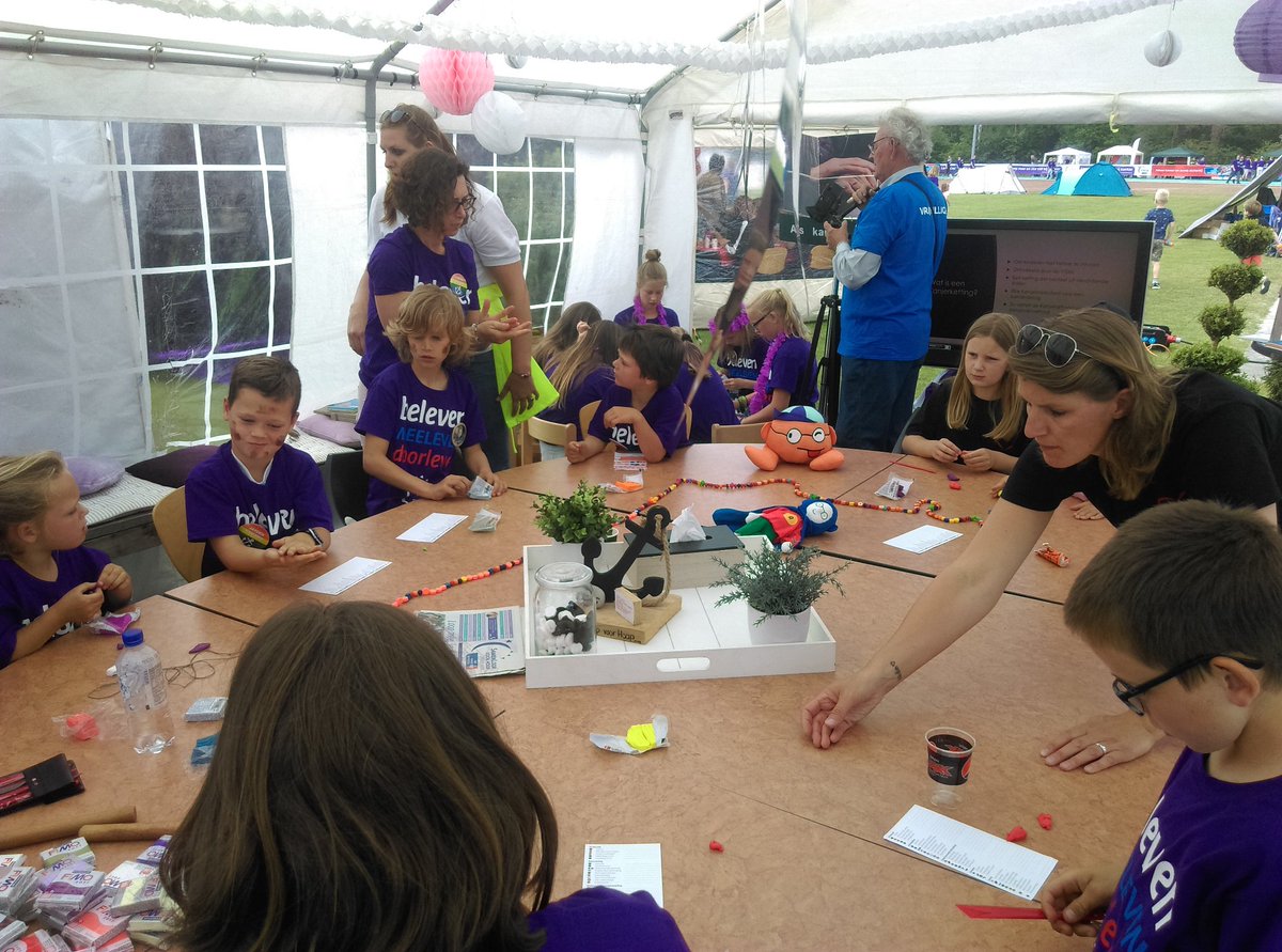 SamenLoopOmmen's tweet photo. Er wordt druk gewerkt aan de kralen in de A&amp;I tent! #kanjerkraal #samenloopommen https://t.co/TUBVElceqO