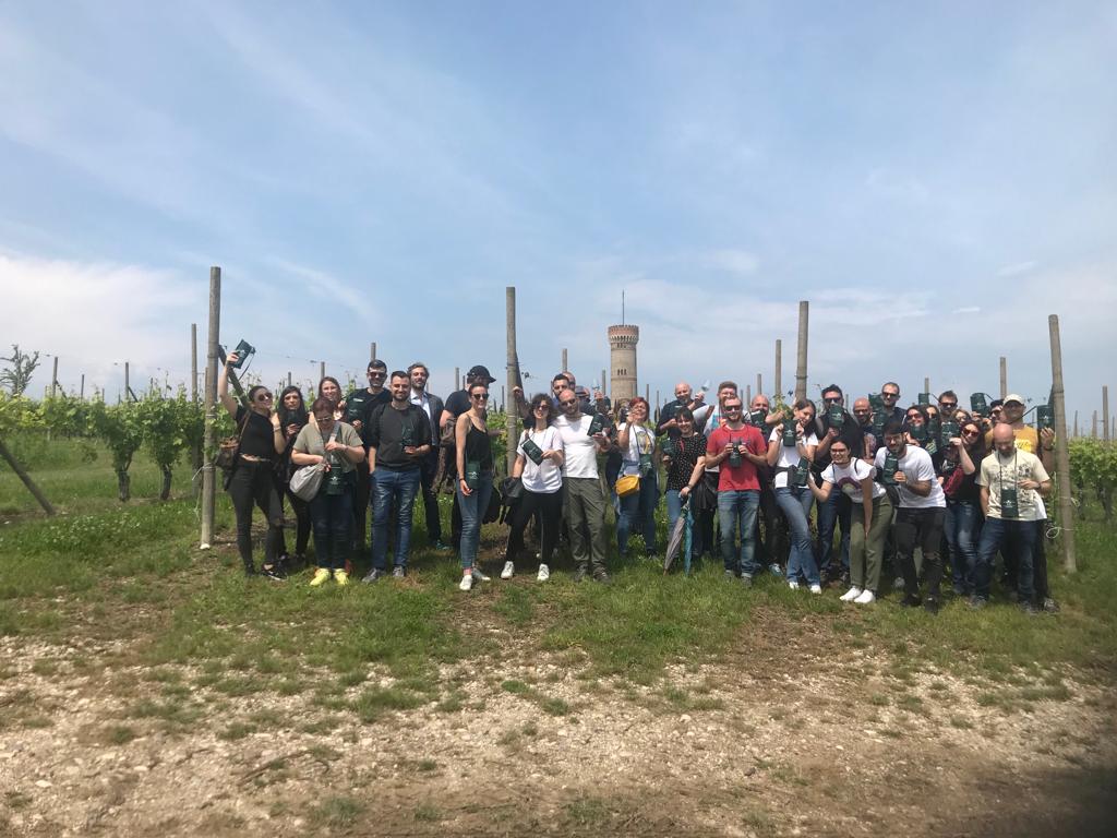 MTV_Lombardia's tweet photo. Continua la Passeggiata del Tuchi a #CantineAperte #Emotion : dopo Cobue si passeggia tra i vigneti fino a @CitariVini e poi fino al #Podere Selva Capuzza ... https://t.co/eCandpMImN