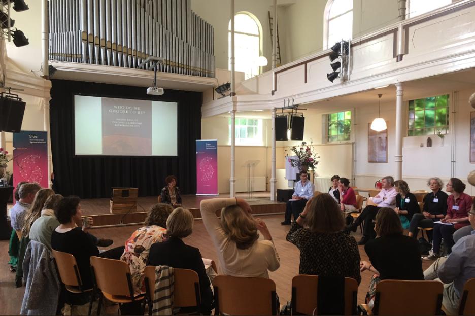 De tweede dag van Sioo Internationaal Systeemfestival stond in het teken van 'Creating Islands of Sanity'; alweer het derde event met Margaret Wheatley. Maandag gaan we weer verder... #Sioo #Systeemfestival