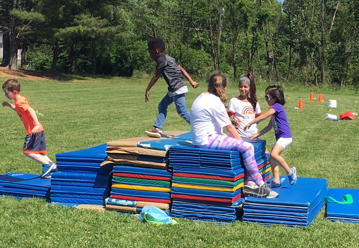 DHochkeppel's tweet photo. When @clossonphysed says you can do the big kid Ninja obstacle course👊🏼💪🏼 @hcpss_woes #preschoolstrong #bestfielddayever https://t.co/pnpGRAqAG1