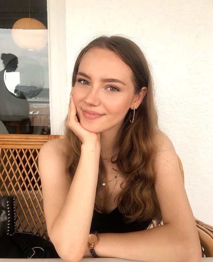 Bir manzara olduğundan habersiz duruşun...💛

#EslemAkar 🌟