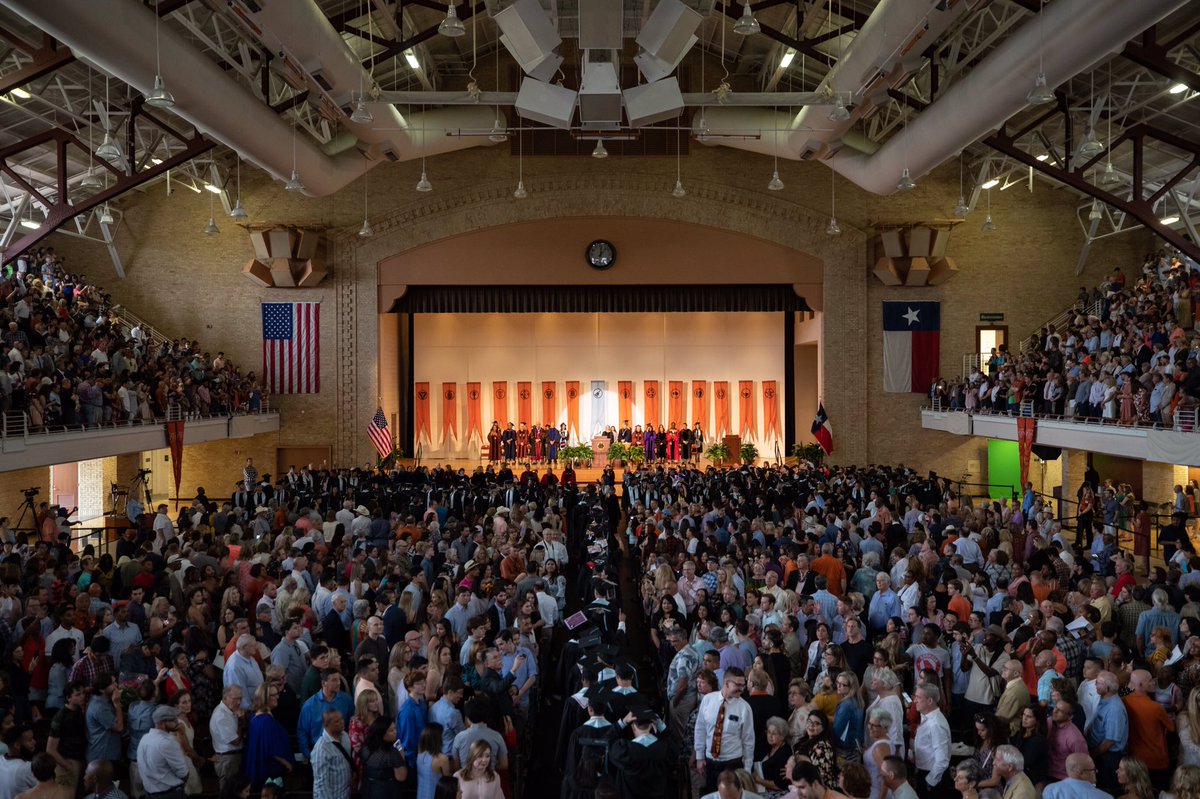 UTRecSports's tweet image. It’s another great day to celebrate #UT19! 🎓

🤘We look forward to welcoming @LiberalArtsUT Economics, @UTexasMPA, @UTexasLaw grads and everyone celebrating with them at Gregory Gym today! 

#UTGrad19