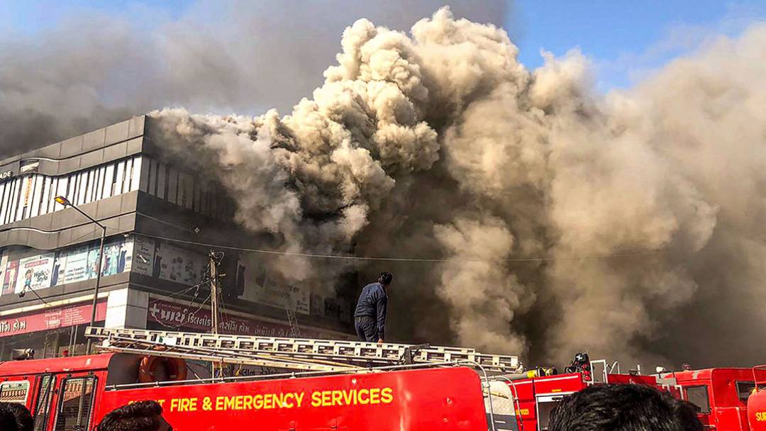 mathrubhumi's tweet image. സൂറത്തിലെ തീപ്പിടിത്തത്തില്‍ മരണം 23 ആയി; എല്ലാ കോച്ചിങ് സെന്ററുകളും അടയ്ക്കാന്‍ നിര്‍ദ്ദേശം mathrubhumi.com/news/india/sur… #Suratfire