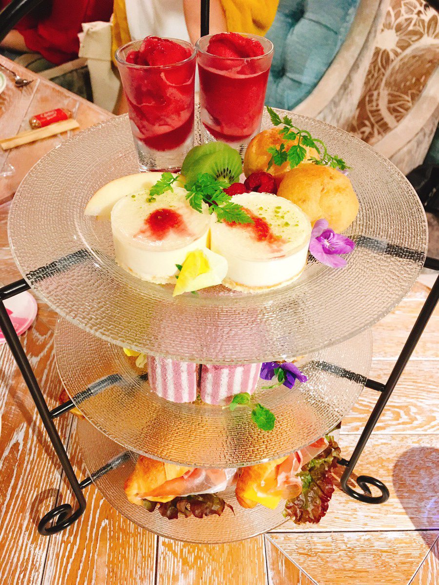 yukasupi_0206's tweet photo. Mariさんwedding😍💐✨
お祝い🥂お祝い✨
2人でご飯行く約束して、じゃーん！皆集まりました🤗

まーじで可愛かった。
幸せが伝わってきた😭✨
嬉しかった🥰❤️
末永くお幸せに…🍀✨ https://t.co/7USJW7weTn
