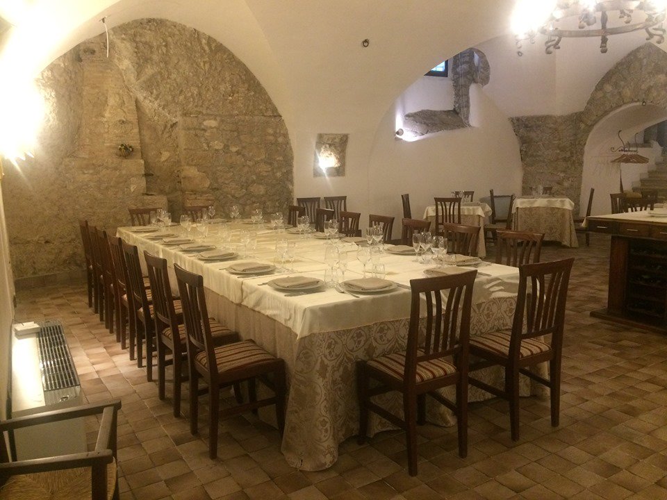DomusHernica's tweet photo. La #tavola è come una tela dipinta che ci insegna che “oggi” è una volta sola. L’immagine dipinta svanisce alla fine della giornata, ma il suo ricordo resta scolpito nella mente delle persone che erano sedute al nostro stesso tavolo. 
B. Yoshimoto 
https://t.co/8ieuJCWkC8 https://t.co/dgq2u4Ys2O