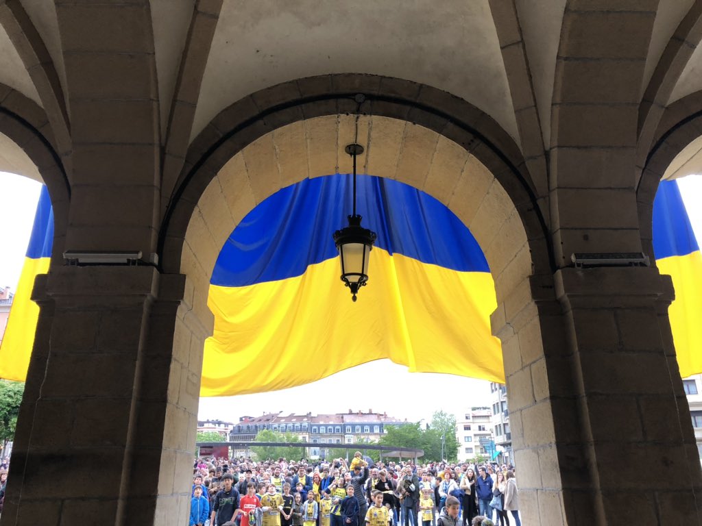 🤾🏻‍♂️📸 El <a href="/CDBidasoaIrun/">CD Bidasoa Irun</a> despide con toda la ciudad de #Irun y la afición una temporada inolvidable. Zorionak! 

💛💙

🤾🏻‍♂️📸 <a href="/CDBidasoaIrun/">CD Bidasoa Irun</a> taldeak hiriarekin eta zale guztiekin batera esan dio agur ahaztezina izango den denboraldi bati. Harro gaude!