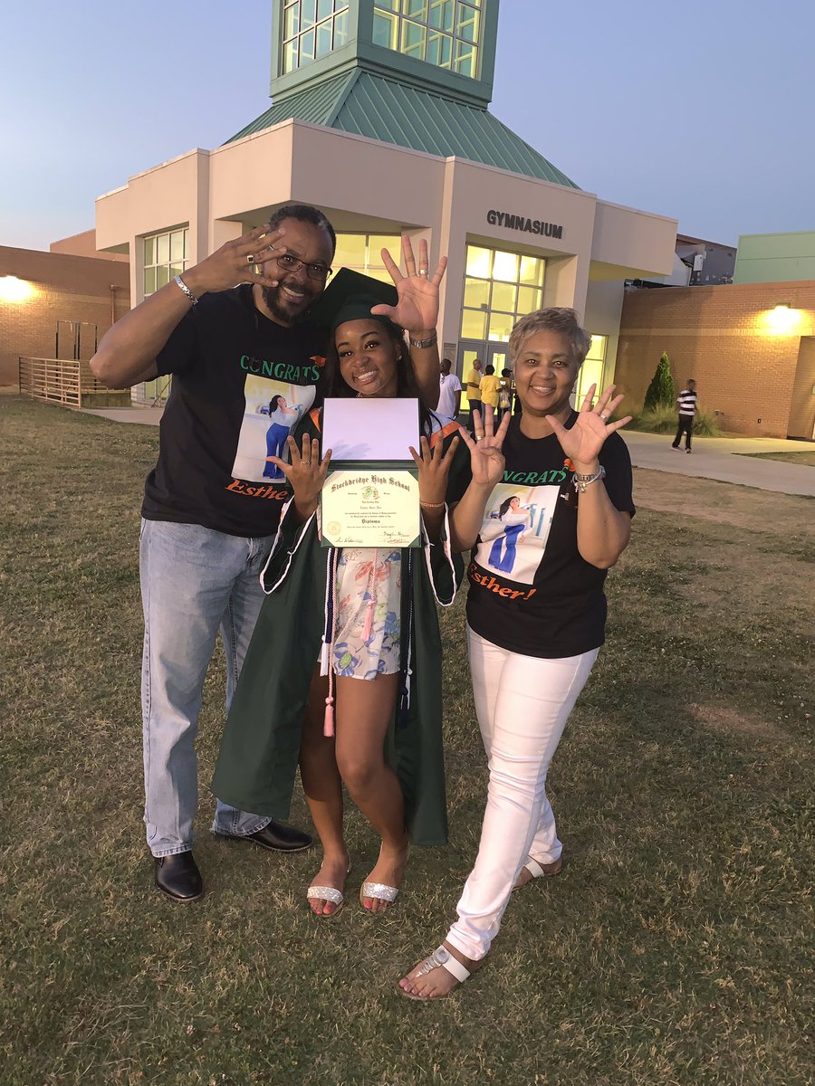 estherstarr_'s tweet photo. All i can say is , My parents did a great job raising 9 kids ! I’m finally done and they’re finally sending their last one off.  🎉 Yes , me and alll my siblings graduated from the same school🤪 #9 signing out👩🏽‍🎓🎉 https://t.co/NnahdCxuGH
