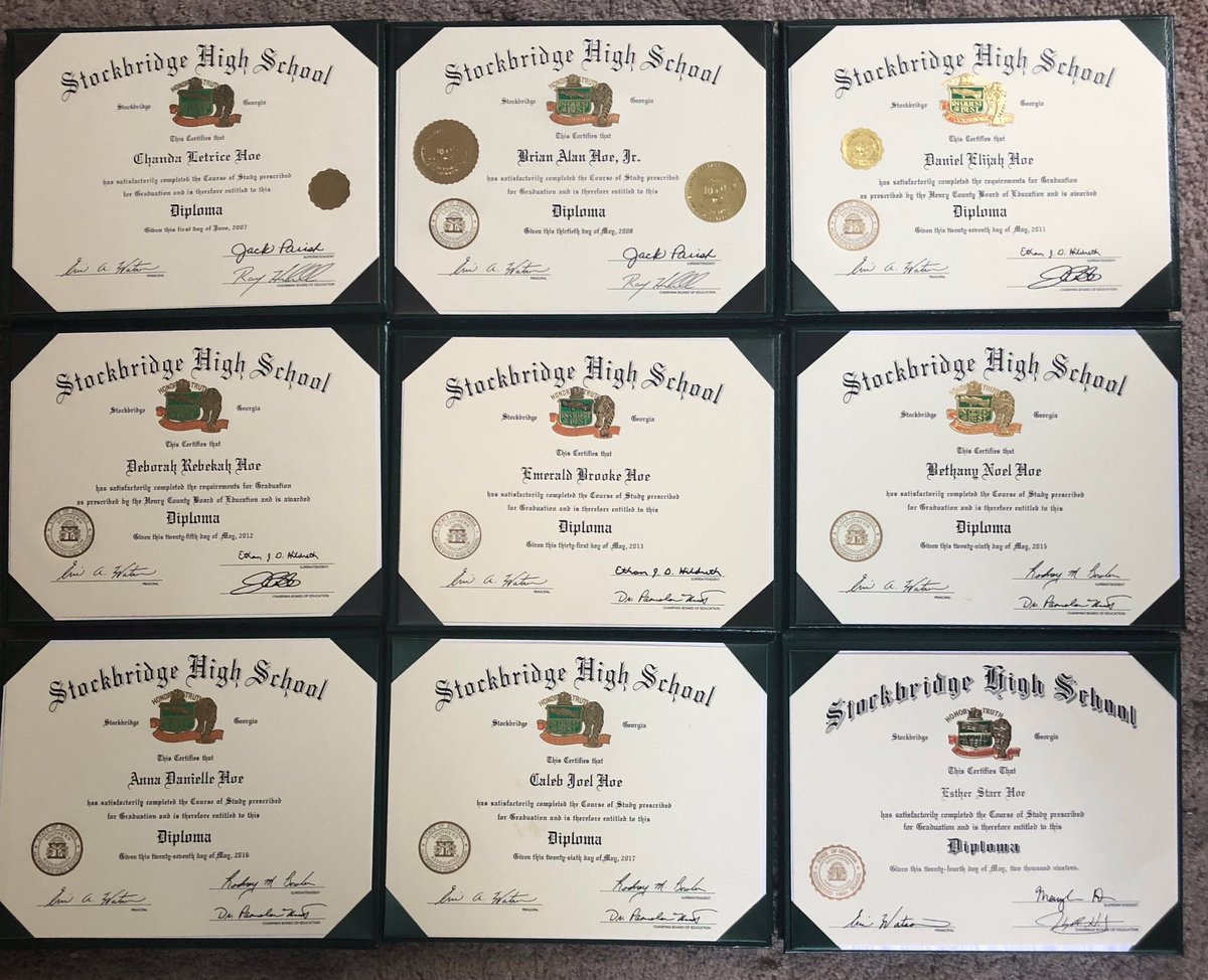 estherstarr_'s tweet photo. All i can say is , My parents did a great job raising 9 kids ! I’m finally done and they’re finally sending their last one off.  🎉 Yes , me and alll my siblings graduated from the same school🤪 #9 signing out👩🏽‍🎓🎉 https://t.co/NnahdCxuGH