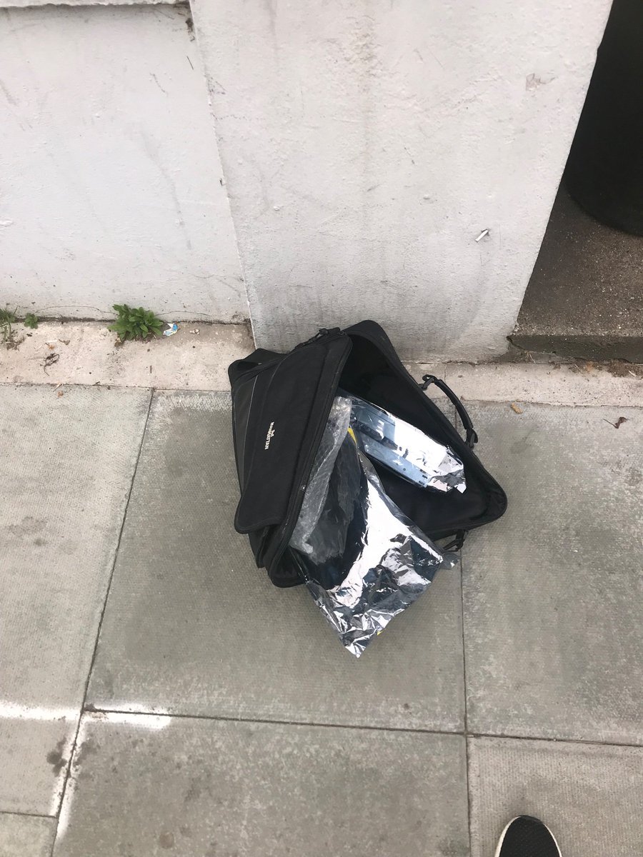 phoebefitmama's tweet photo. @metpoliceuk outside 78 Sinclair road W14 https://t.co/0TovyxopXt