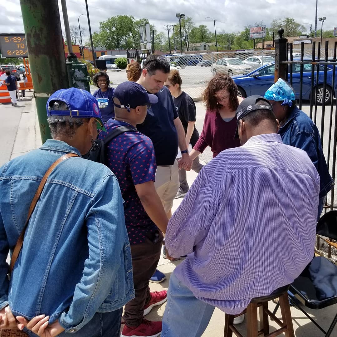 kubiakchicago's tweet photo. Teamed up with other churches in the 22nd District CPD to pray for peace in Chicago &amp; that more people would experience the redeeming grace of the PRINCE OF PEACE, JESUS! Great time praying, worshipping, witnessing, as well as distributing literature &amp; water.
#handsacrosschicago https://t.co/9r0lzxy2JL