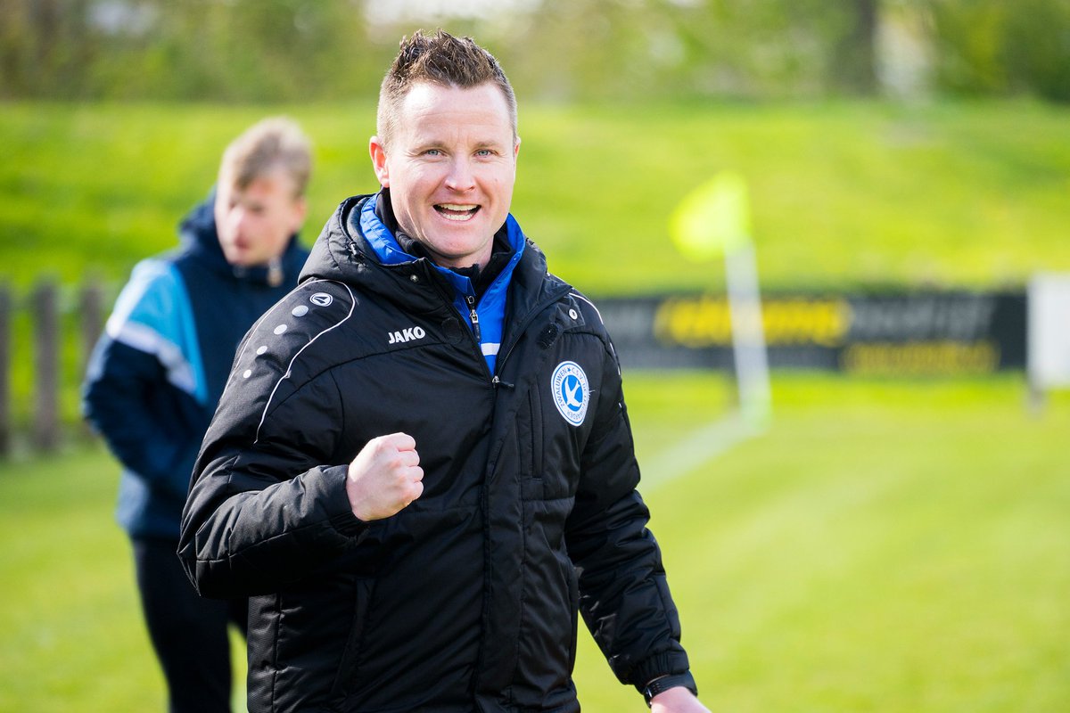 LwdZwaluwen's tweet photo. ⚽️ Eerder deze week blikten we met Carlo Rietdijk, trainer van Zwaluwen 1, terug op het behalen van het kampioenschap. "Met 16 overwinningen op rij winnen en ook nog eens bij @Blauwwit34. Dat is geweldig, echt uniek!” 🖤💙

Zijn hele verhaal lees je op https://t.co/QKmlekztLa https://t.co/TyIwk0eiDB