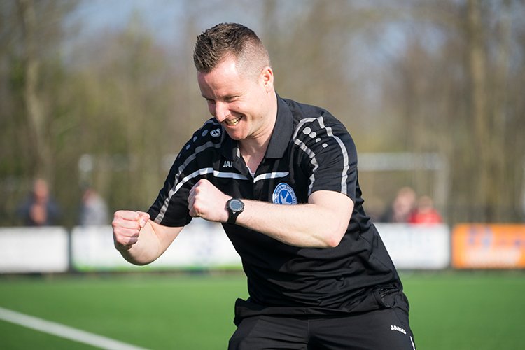 LwdZwaluwen's tweet photo. ⚽️ Eerder deze week blikten we met Carlo Rietdijk, trainer van Zwaluwen 1, terug op het behalen van het kampioenschap. "Met 16 overwinningen op rij winnen en ook nog eens bij @Blauwwit34. Dat is geweldig, echt uniek!” 🖤💙

Zijn hele verhaal lees je op https://t.co/QKmlekztLa https://t.co/TyIwk0eiDB