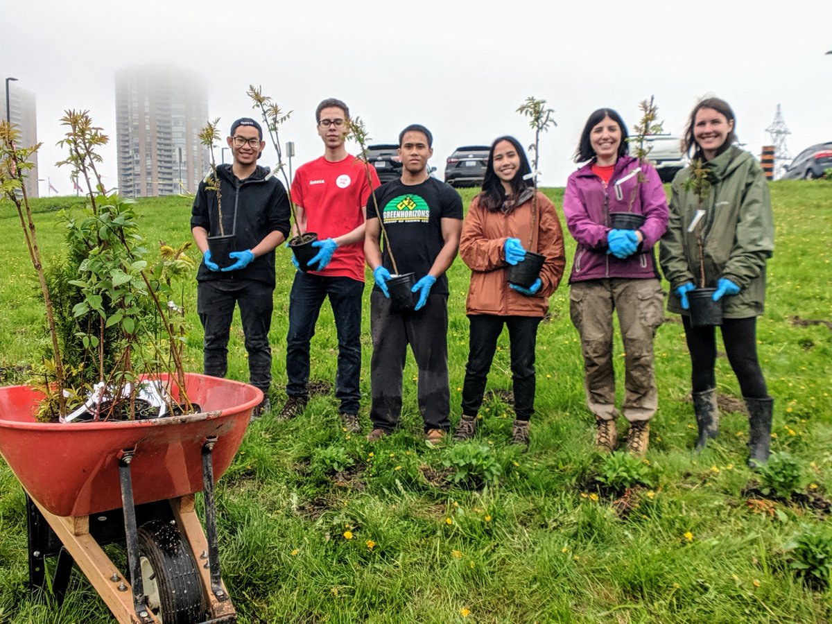 SenecaPoly's tweet photo. We would like to give a round of 👏👏👏 to our wonderful student volunteers who assisted with today's @SEA_Seneca Plant Pollinators event at Newnham Campus!

The rain and the mud were simply no match for the volunteers' #SenecaProud spirit 😊

#SustainableSeneca 🌦️🌱🐝 https://t.co/NMCLj5uHSM