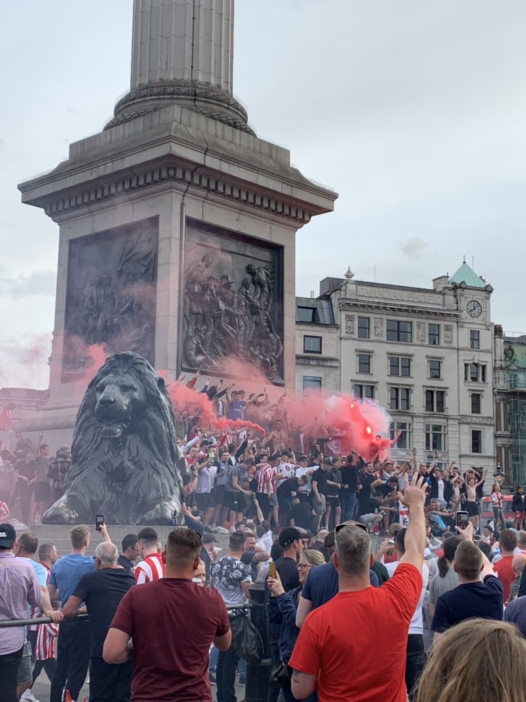 SunderlandAFC's tweet photo. #TrafalgarSquared 🔴⚪️ https://t.co/GSH2TdMMFk