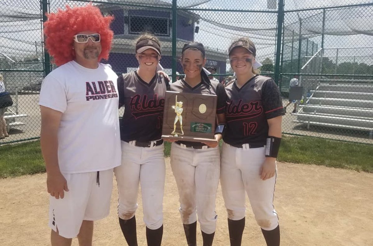 TeamOhioSB's tweet photo. When your summer coach comes to support you at your high school game. #teamohioscarlet #whathappenedtoyourhair #sweatyscalp #gopioneers #coachbray https://t.co/omiYCYCaT2