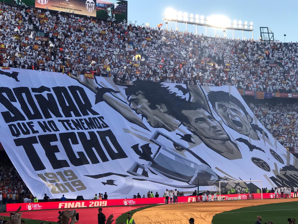RubenBaraja's tweet photo. Muchas emociones, recuerdos imborrables y un gran ambiente blanquinegro en Sevilla. Emotivo tifo que llega al corazón. Gracias por tanto @valenciacf. https://t.co/d7FrOYqwHx