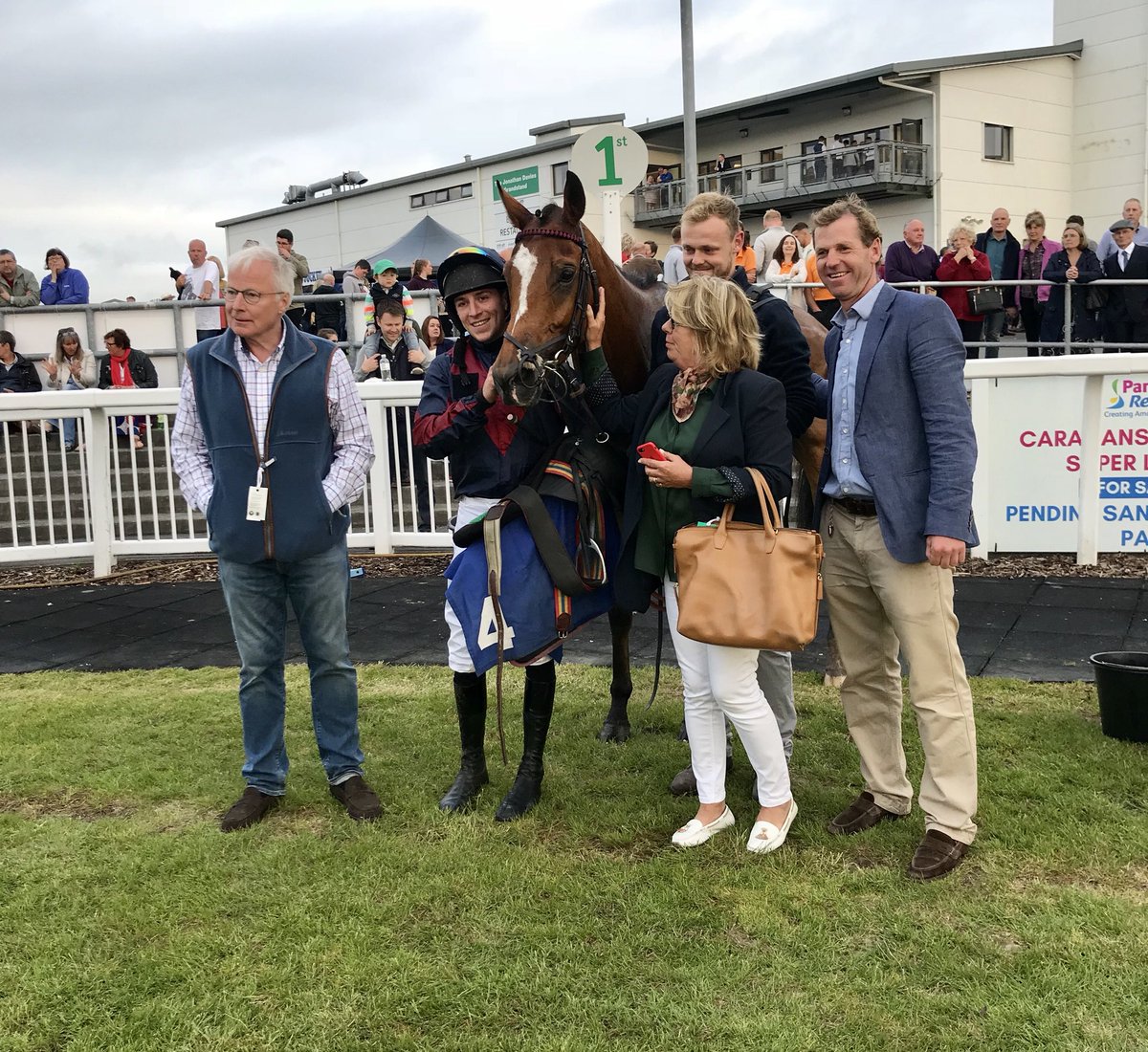 FfosLasRC's tweet photo. Congratulations to the connections of CHAPMANSHYPE 🏇🏻👏🏻 who takes the Cartref Croeso Handicap Hurdle Race for @jamiesnowden and @gavsheehan92 🏆 https://t.co/F69BZVwgUJ