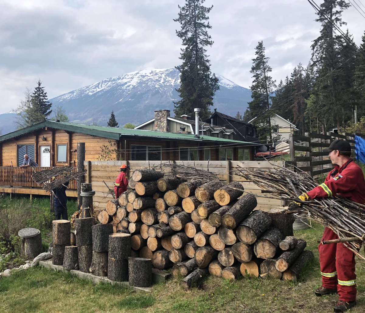 Another Community #FireSmartCanada WorkBee in #MyJasper #IAMFireSmart #PartnersinProtection #WildFirePrevention #CommunitySafety #JVFB