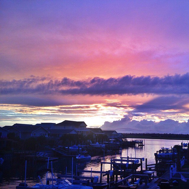 topsaildotcom's tweet photo. So many beautiful colors in the sky!(Photo: @emmafranceslogan) #repost #topsailnc #topsail #topsailsunset #beach #ncbeaches #nc #beach #saltlife #beachlife #sunsetattopsail #beachsunset #water #ocean #sand #coastliving #nctourism #visitnc #topsailtourism #topsailbeach #sunset https://t.co/DS3DfNHQW4
