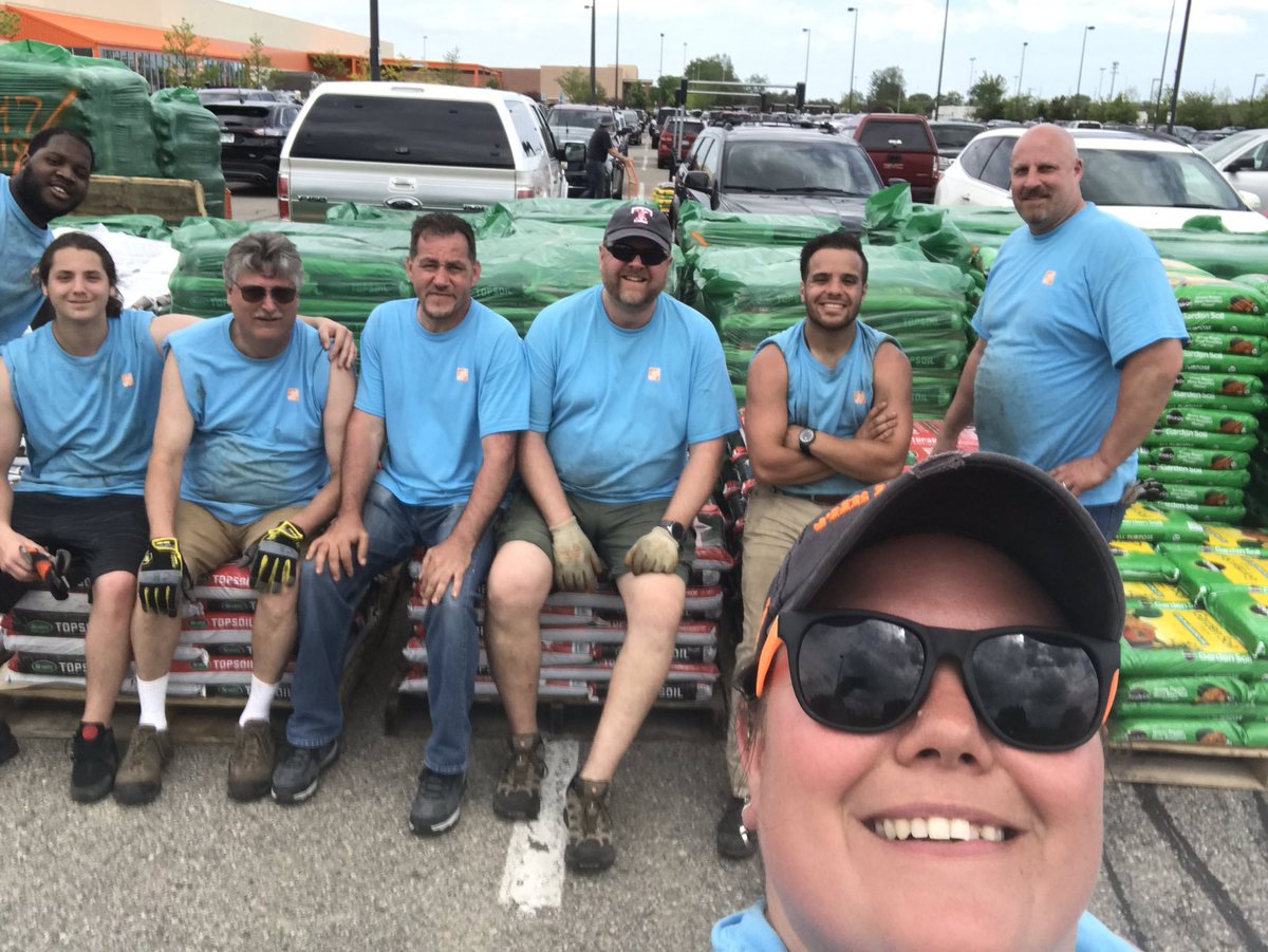JamieLSyroid's tweet image. 2776 garden gnomes out in force in the mulch corral!  Need mulch?  We’ve got you covered!  @KristinMBowden1 @Jvmvp35Diane @BobanTemelkosk1 @jen113014 @DepotMacomb @irishpride3131