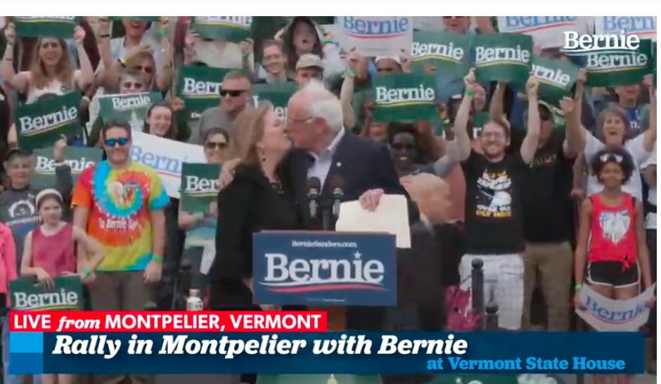 OaktownCogPsy's tweet image. #BernieInVT #Bernie2020 
Bernie and Jane Kiss as they take the stage. 💜🔥💜