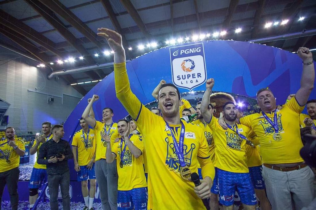 kielcehandball's tweet photo. Piękne chwile w #HalaLegionów 🔥👏

Jesteśmy mistrzami po raz 16. w historii 👑🔝

@PGNiGSuperliga #handball #Kielce #dawajDawaj #Finały2019
📸 @ABMprojekt https://t.co/Cil5hgCEYV