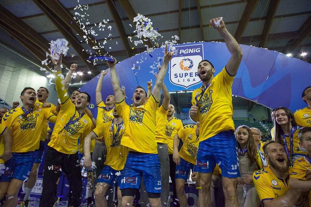 kielcehandball's tweet photo. Piękne chwile w #HalaLegionów 🔥👏

Jesteśmy mistrzami po raz 16. w historii 👑🔝

@PGNiGSuperliga #handball #Kielce #dawajDawaj #Finały2019
📸 @ABMprojekt https://t.co/Cil5hgCEYV