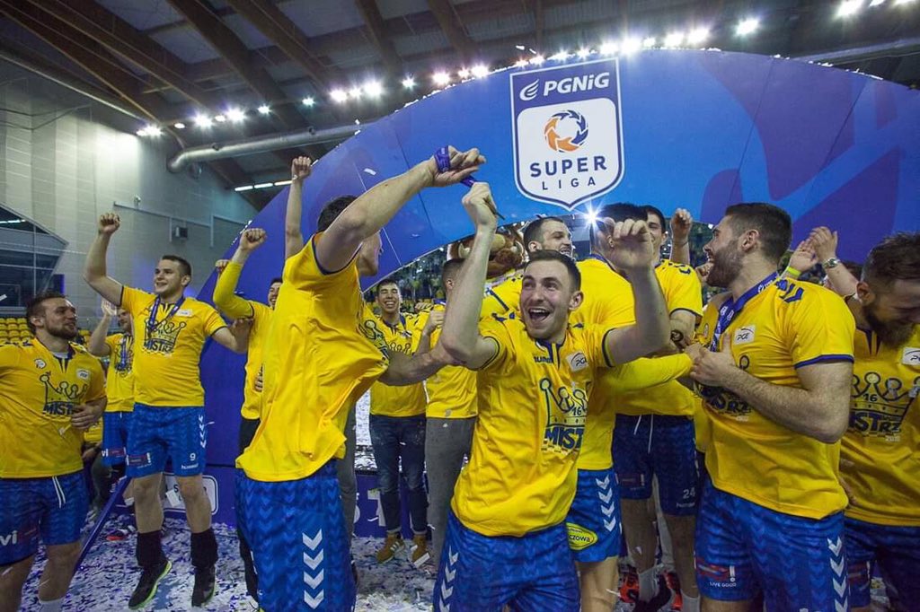 kielcehandball's tweet photo. Piękne chwile w #HalaLegionów 🔥👏

Jesteśmy mistrzami po raz 16. w historii 👑🔝

@PGNiGSuperliga #handball #Kielce #dawajDawaj #Finały2019
📸 @ABMprojekt https://t.co/Cil5hgCEYV