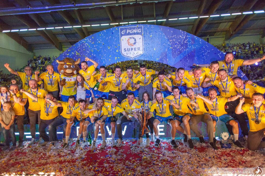 kielcehandball's tweet photo. Piękne chwile w #HalaLegionów 🔥👏

Jesteśmy mistrzami po raz 16. w historii 👑🔝

@PGNiGSuperliga #handball #Kielce #dawajDawaj #Finały2019
📸 @ABMprojekt https://t.co/Cil5hgCEYV