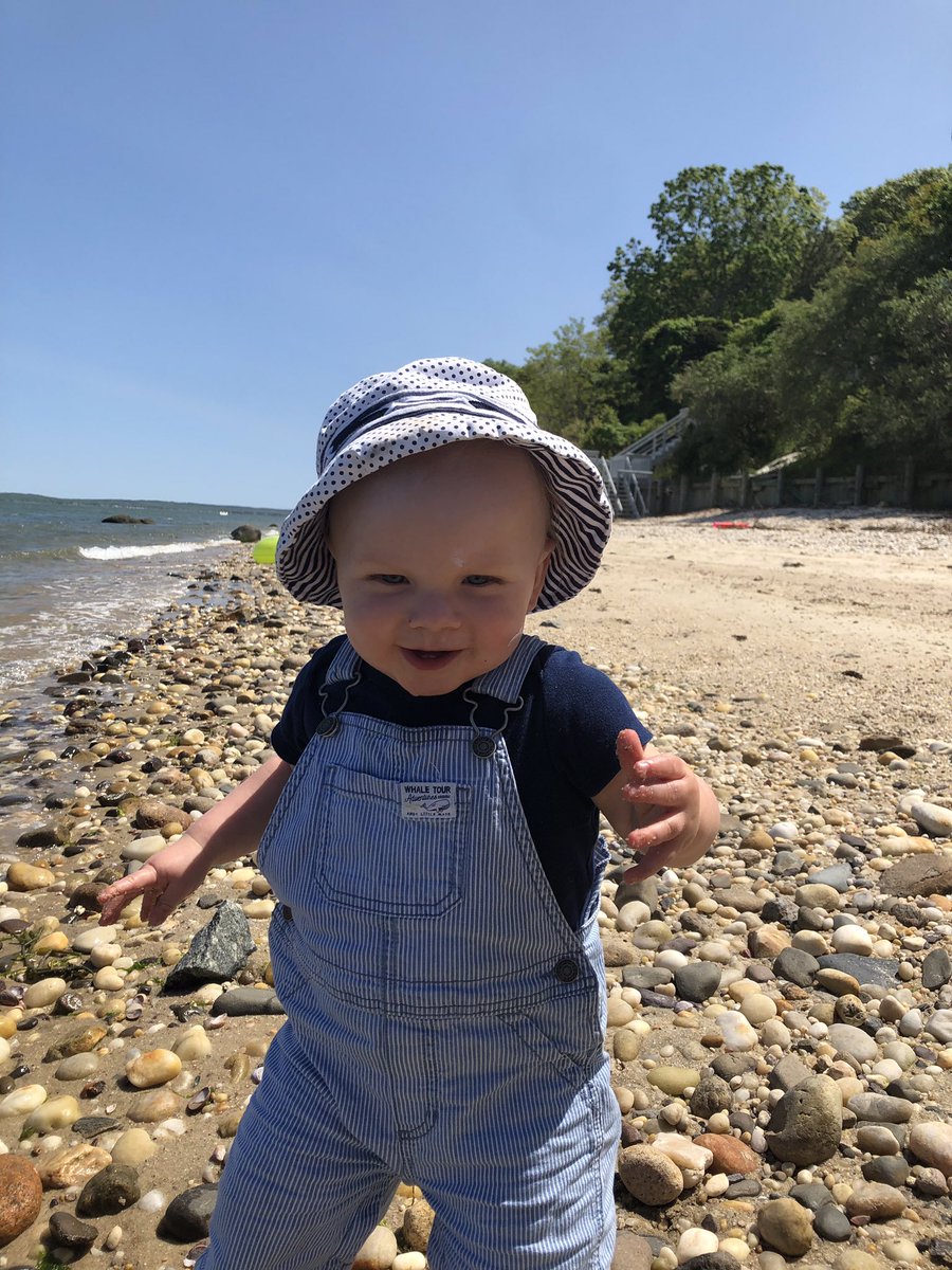 MolliesFund's tweet photo. Happy #MDW 🇺🇸 Sweet baby Liam knows it’s time to #reapply #oneminuteofresponsibility #practicesafesun #beshady  @kmckeon https://t.co/kVYEbpTVDu