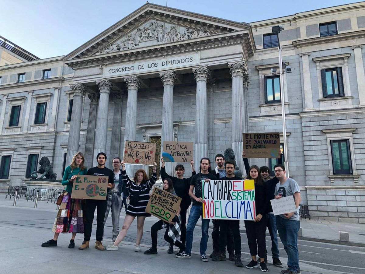 esXrebellion's tweet photo. Algunas activistas por el clima han decidido pasar hoy la noche frente al Congreso de los Diputados, en apoyo a nuestras compañeras que han ocupado hoy el Parlamento en Bruselas. Luchamos por el clima hoy, y todos los días.

#Occupy4Climate
#EmergenciaClimáticaYA https://t.co/no5TzkeAHP