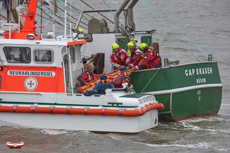 Lehrreiche Tage gehen für die #Seenotretter zu Ende: Acht Rettungseinheiten der #DGzRS, zwei #Hubschrauber 🚁 und viele Helfer im #TeamSeenotretter haben bei der #SAREx #Büsum 2019 🆘 intensiv trainiert. Große Galerie: seenotretter.de/aktuelles/neui… Pics: Peter Neumann, YPScollection