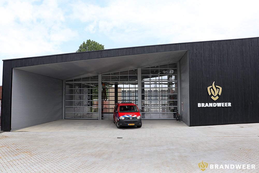BrandweerZHZ's tweet photo. Vandaag is op ludieke wijze de tijdelijke kazerne Dordrecht-Noordendijk geopend door BGM @WouterKolff . Ook is brandweerpost Klaaswaal verhuisd en hebben zij hun nieuwe kazerne in gebruik genomen. Schitterende huisvesting om daar vanuit brandweerzorg te leveren. https://t.co/7AB3Shhkyk