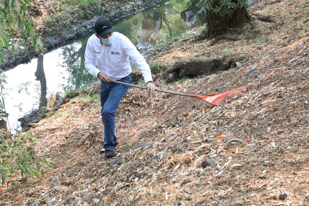 Educacion2_0's tweet photo. #YoBarro mi ciudad, sigue realizando actividades de limpieza en #Morelia con personal de la @SE_Michoacan para prevenir inundaciones y limpiar el planeta. https://t.co/Lk3zWchYCh