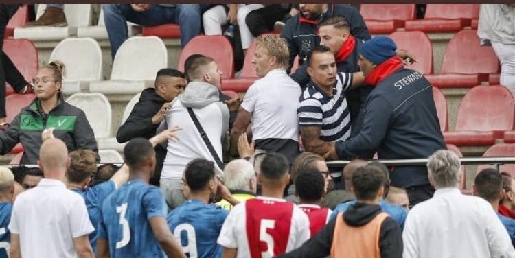 extremetat2's tweet photo. Vanavond in het nieuws en maandag in de kranten. #ajaxfans worden lastig gevallen door #feyenoordhooligans #ajaFeyO19 #FeyenoordO19 #feyenoord. https://t.co/OtXbJsEukw https://t.co/LCeQLpBhk2