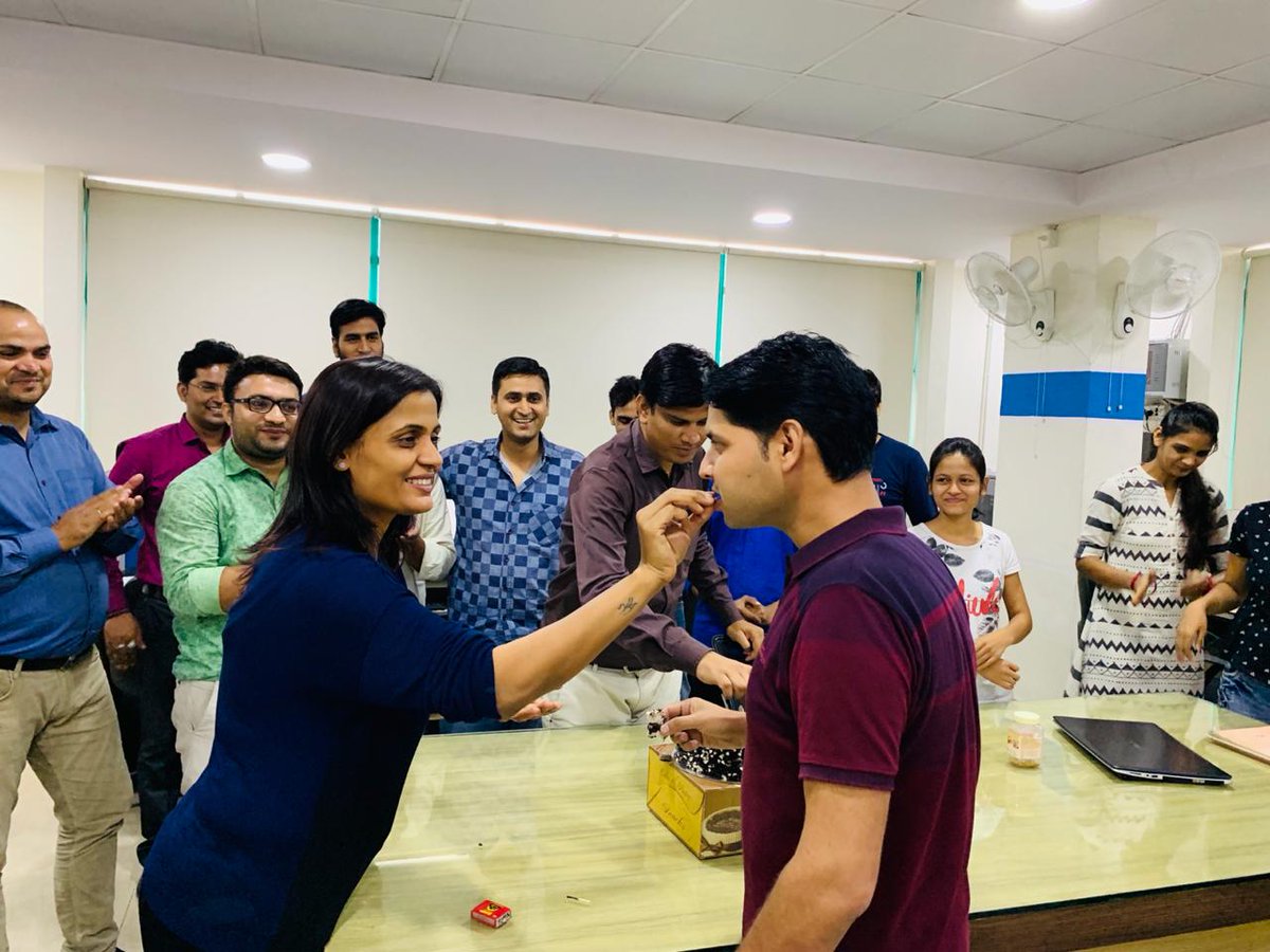 DevendraSEO's tweet photo. Birthday celebration at office! 
@CogximT 

#BirthdayCelebration #Birthday #HappyBirthday #PositiveVibes 🎁🎉🎉🥞🎂🎂💐💐 https://t.co/6lWIJj6FI0