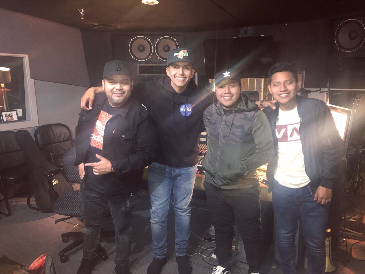 losprimeros01's tweet photo. La del recuerdo con nuestros compas Edgar Rodriguez y Brandon Solano desde el estudio YellowRoom Music de Los Angeles, California!
Vienen sorpresas muy grandes pronto! π€πΌπ₯
#LosPrimerosdelRancho #BrandonSolano #EdgarRodriguez #YellowRoomMusic #LA https://t.co/F0hZK4Mpy9