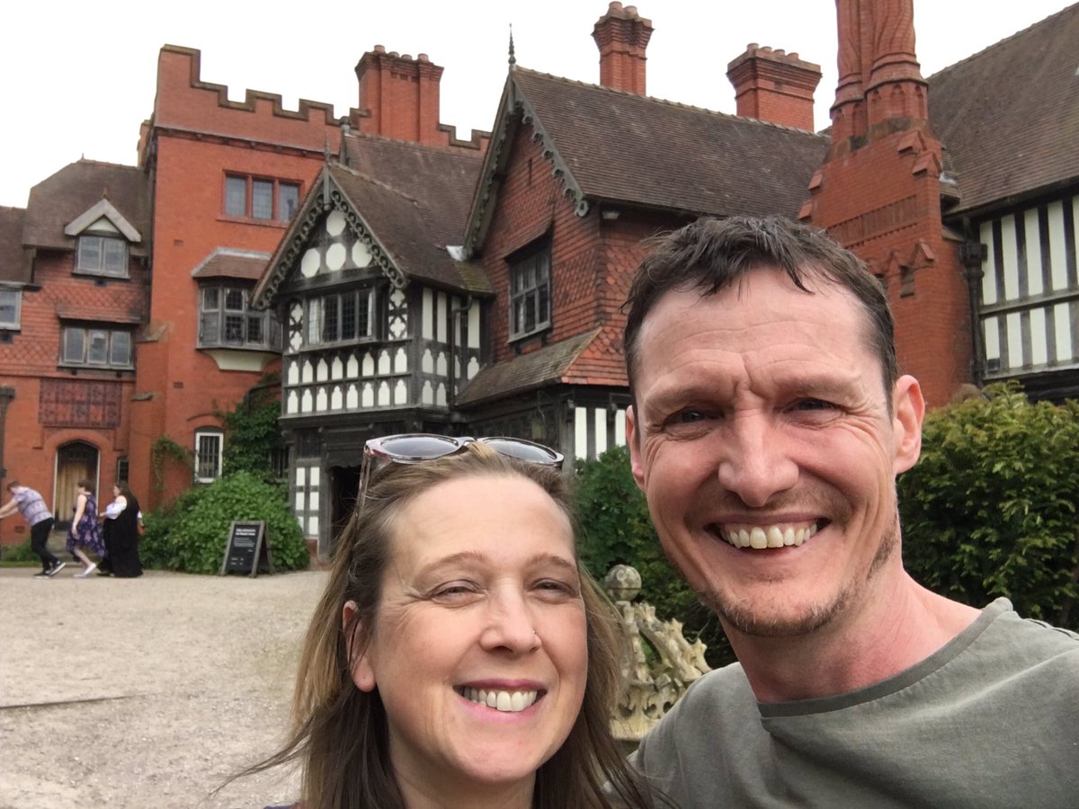 Billyartist's tweet photo. Lovely trip out to @NTWightwick with @SharonEBill to see #Rossetti teenage drawings and lots of stunning #PreRaphalite art and #WilliamMorris arts and crafts in the Manders family home 🖌🎨 https://t.co/KbIWmXsqRn