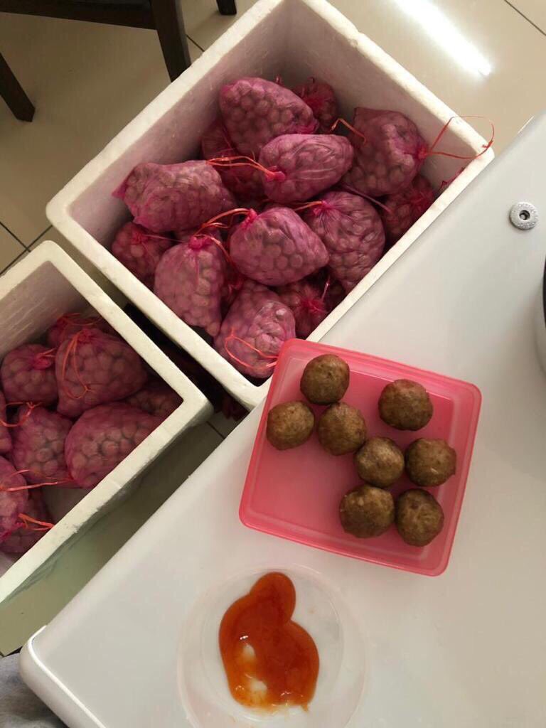 hafiz_masri1's tweet photo. Assalamualaikum peminat bola daging homemade..nak dptkn offer meatball harga terlajak junam???

harga biasa market meatball sekarang..
100biji (1paket) = RM35

sy skrg buat harga terlebih junam...100biji (1paket) =RM25 SAHAJA!!!

YE RM25 SAHAJA!! 👍🏻👍🏻
cepat2 grab peluang nie !!! https://t.co/77vj1frS9V