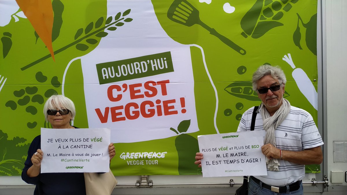 Greenpeace49's tweet photo. Pour notre santé , pour notre planète 🌍, pour le climat : toutes les raisons sont là, lesscientifiques le disent : nous devons réduire notre consommation de protéines animales! 🍆🍅🥒
#2FoisTrop #CantineVerte #Angers #VeggieTour https://t.co/VPARy48QCI