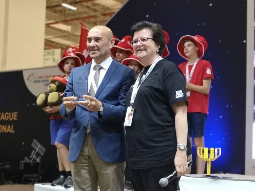 fuarizmir_'s tweet photo. Fuarizmir’de düzenlenen “First Lego League Open International Turkey 2019'da kazanan bilim ve dostluk oldu. Turnuvada toplam 39 ödül verildi. Birincilik ödülü Kore takımının, ikincilik ödülü İsviçre takımının üçüncülük Slovakya takımının oldu. #scienceishope @BilimKahraman https://t.co/wW3O9ukxx8