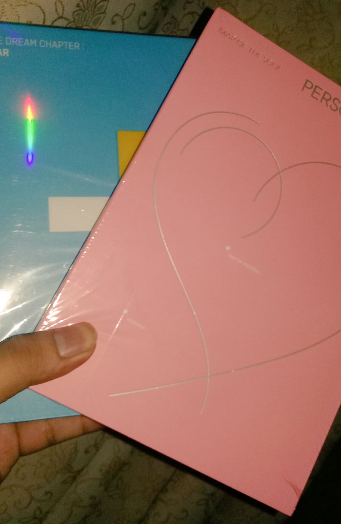 seesaw852g7's tweet photo. Finally got my BTS Persona and TXT Star albums!!! Thank you so much @ph_blossom @cherryparkmyg 💜💙💛 #LegitCherryBlossom He only had a GO for Persona, but I asked him if he can order TXT Star for me too and he did. 😁 It's nice transacting with you! 😉 https://t.co/tIgZ0kyTFG