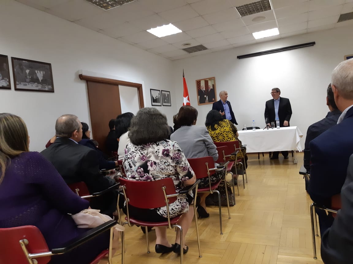 Ministro de Relaciones Exteriores de #Cuba <a href="/BrunoRguezP/">Bruno Rodríguez P</a> sostuvo en #Moscú un ameno intercambio con el colectivo de <a href="/EmbacubaRusia/">Embacuba Rusia</a>, en el marco de su visita oficial a #Rusia.<a href="/CubaMINREX/">Cancillería de Cuba</a> <a href="/VergaraBuenoA/">Armando Vergara Bueno</a> <a href="/MMedina_Glez/">Marcelino Medina</a> <a href="/YairaJR/">Yaira Jiménez Roig</a> <a href="/Alba_B_Soto/">Alba B. Soto</a> <a href="/EmilioLozadaG/">Emilio Lozada García</a> <a href="/GlezGaliano/">A. González Galiano</a> <a href="/TamaraReinaldo/">Tamara Reinaldo</a>